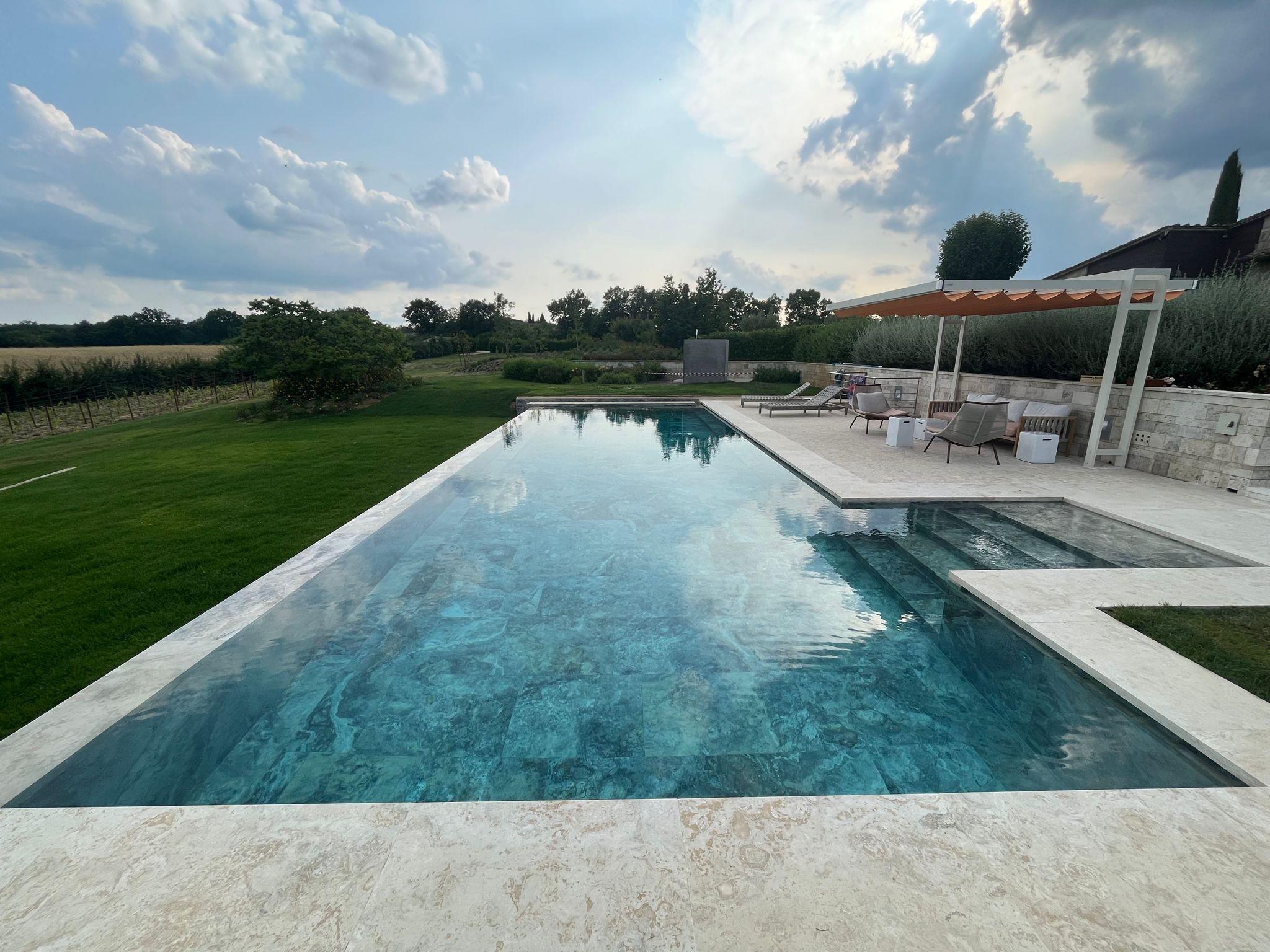 Piscina in travertino Moonlight Blu